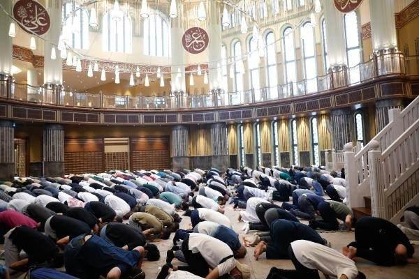 <p>Caminin ikinci katının tamamı kadınlara ayrılırken, kadınlar bölümünün de dolu olduğu görüldü. </p>