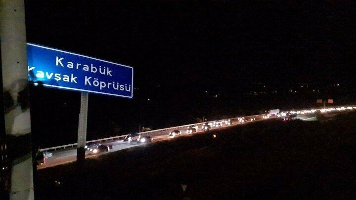 <p>Akşam saatlerinde başlayan yoğun trafik Gerede otoban gişelerini kadar uzun kuyruklar oluşturdu.</p>
