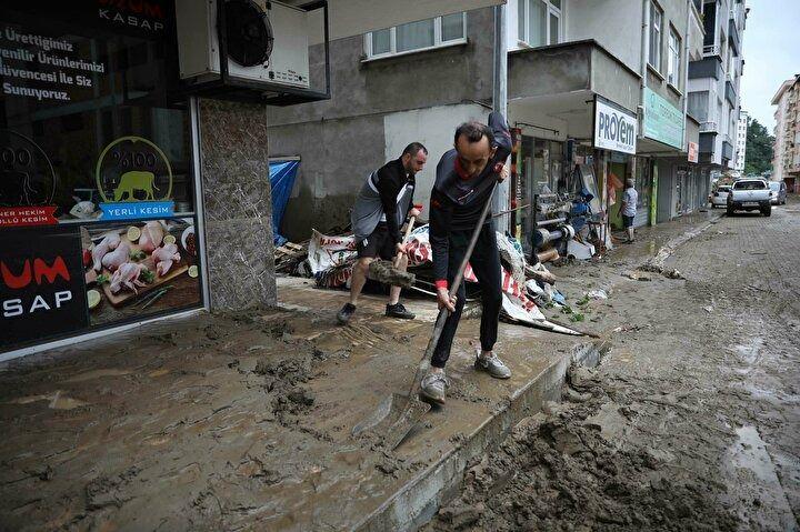 <p>İş yerini su basan Tanju Pitoz da, Bir anda oldu her şey. Arka derenin taşması ile etrafımız çevrildi. Derenin ortasında kaldık. Arabalar, iş yerleri gitti. Hasarımız çok büyük dedi.</p>