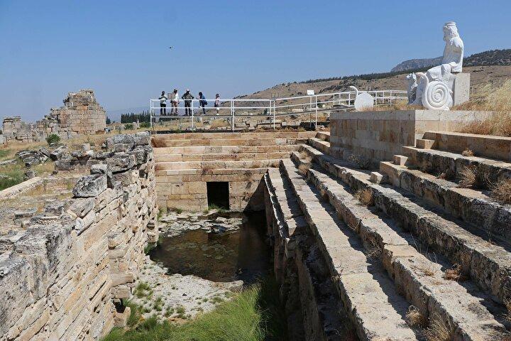 <p>Denizli'de UNESCO Dünya Kültür Mirası Listesi'nde yer alan Pamukkale'nin yanı başındaki Hierapolis Antik Kenti'ndeki kazılarda, 2013 yılında ortaya çıkarılan ve antik dünyada 'Ölüler ülkesine geçiş kapısı' olarak kabul edilen Cehennem Kapısı'nın gizemi, modern bilim sayesinde çözüldü.</p>