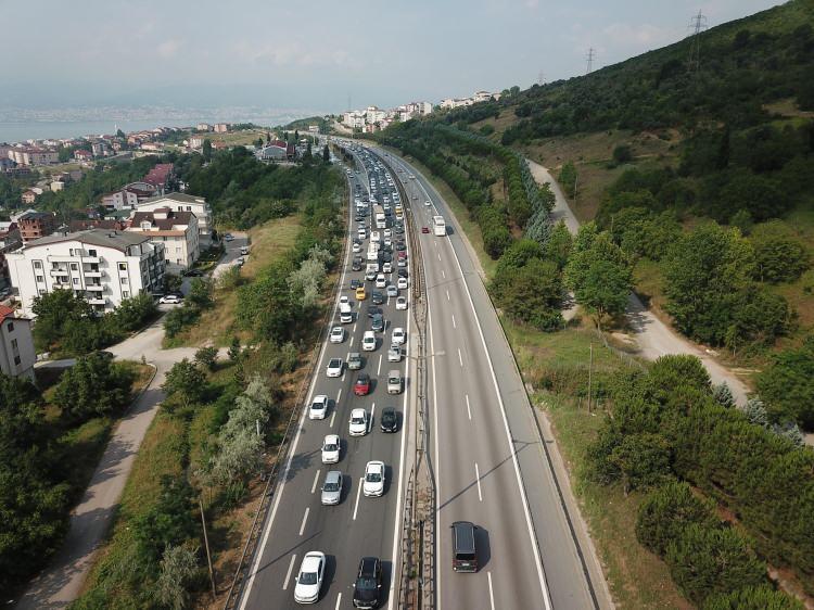 <p>TEM otoyolunun Kocaeli geçişinde tatilciler Ankara istikametinde yoğunluk oluşturdu. Yolun 2 şeride düştüğü tüneller bölgesinde yaklaşık 10 kilometrelik araç kuyruğu oluştu.<br />
 </p>
