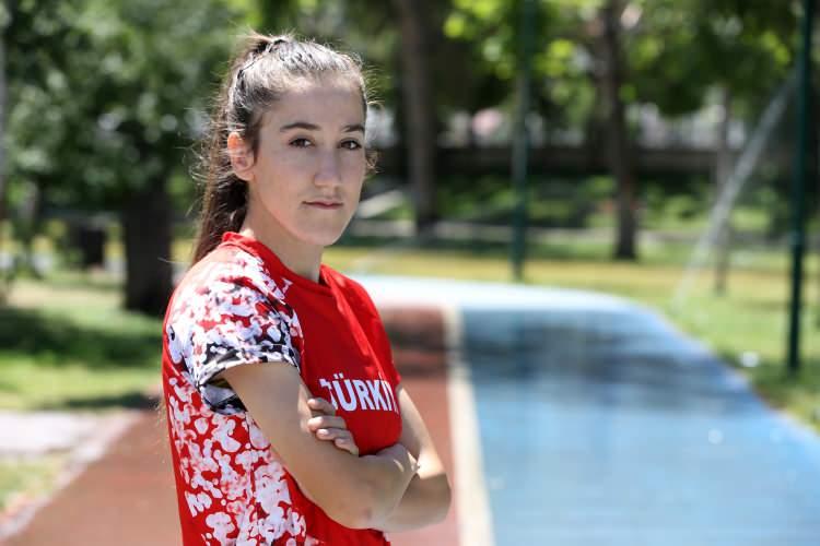 <p>Katıldıkları uluslararası yarışlardan madalyalarla dönen Muşlu milli atletler Berfin Barışer (20) ve Esra Doğan (17), yeni yarışlar için hazırlıklarına mahallelerinde de devam ediyor.</p>
