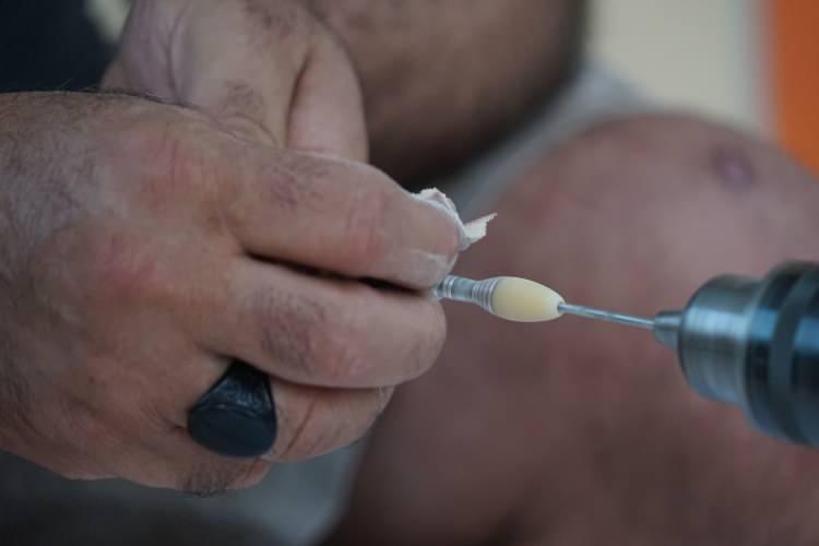 <p>Kendisine ait emlak ofisini nakkaş atölyesine dönüştüren ve gümüş işlemeli 300'e yakın tespih üreten Resul Karakuş, AA muhabirine, gençlik yıllarında Ankara'da yaşadığını, emekliye ayrıldıktan sonra Altınoluk Mahallesine yerleşip emlakçılığa başladığını söyledi.</p>