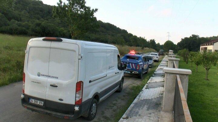 <p>Yaklaşık bir metrekarelik alanda çimenler yanmış, ortasında da köpek, köpeği yakmışlar. Mangalda et yanmışçasına inanılmazdı, sadece kemikleri kalmış, kömür vaziyetindeydi. Çok üzücü bir durumdu, fotoğraflarını çektim, anne ve diğer yavrular onun başına gittiği için mikrop kapmasınlar diye hemen aynı yere biraz derince bir çukur kazarak gömdüm. Bu bir cinayet, resmen vahşet...</p>