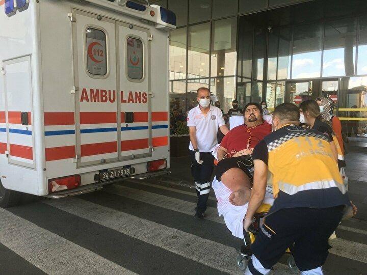 <p>Eşi hareket edemediği için hastaneleri tek başına gezen Nurten Tokalaç en son Başakşehir Çam ve Sakura Şehir Hastanesi'yle görüşünce Tokalaç'ın tedavisine burada başlandı. Gastroenteroloji Cerrahisi Klinik Sorumlusu Doç. Dr. Kıvanç Derya Peker, göğüs hastalıkları, endokrinoloji, diyetisyen ve aneztezi ekipleri ile birlikte kilosu artık yaşamını tehdit edecek duruma gelen hastayı değerlendirdi.</p>