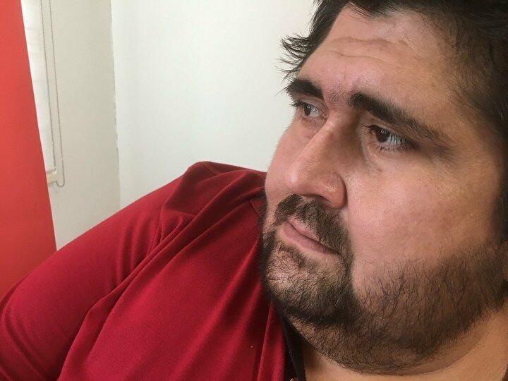 <p>Yeniden ailesiyle birlikte yürüyebilmek, gezebilmek istediğini söyleyen Zafer Tokalaç, “8 yıldır kilo problemi yaşıyorum. 30 yaşında lenfödem hastalığına yakalandım. Ondan sonra hızlı kilo alımlarım başladı. 285-290 kiloya kadar ulaştım. Birçok yere müracaat ettik, kimse riskli olduğu için kabul etmedi. Kilo problemini çözmek için balon tedavisi uyguladılar. Oturduğunuz yerden kalkamıyorsunuz, gezemiyorsunuz. Ev ortamında da yer yatağım var, onun üzerindeyim. En fazla 2 metrekare yerde yaşamımı sürdürüyorum. Operasyon öncesi hiç hareket edemiyordum, hiç nefes alamıyordum. 15 günlük sürede bile 15 kilo verip rahat hareket etmemi sağladılar. Ben gidersem onlar ne olacak diye çocuğum için bu yola baş koydum, her şey onun için. Başaracağız, en büyük hayalimiz eşimle, çocuğumla dolaşmak. Son iki seneye kadar yürüyebiliyordum” dedi.</p>
