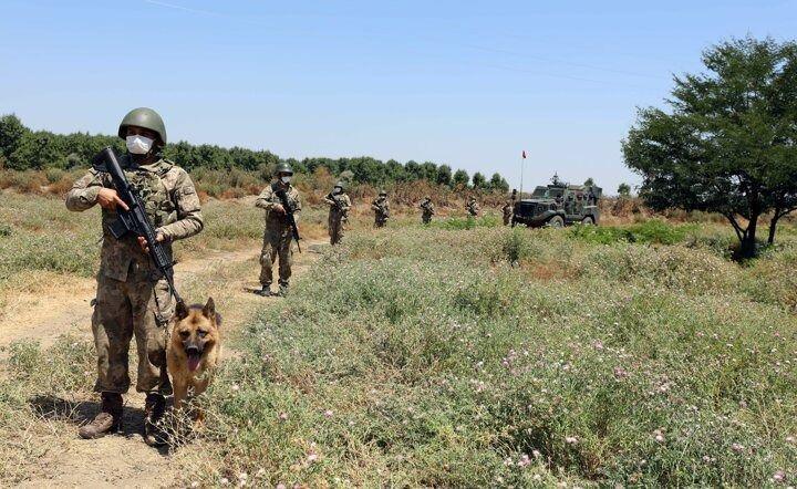 <p>Dosta güven düşmana korku salan namlarıyla bilinen "Hudut Kartalları" vatanın ve milletin bölünmez bütünlüğünü sağlamak için eller tetikte 24 saat özveriyle görev yapıyor.</p>