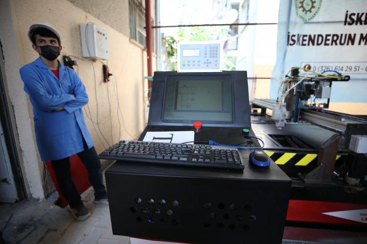 <p><strong>"Türkiye'deki diğer okullara da yapmak için talibiz"</strong></p>
<p>Yıldırım, ürettikleri yeni makineyle lazer sayesinde daha hızlı ve düzgün kesimler yapıldığını aktararak, şöyle devam etti:</p>
<p>"Türkiye'de bu şekil ve ebatta bir makine üreten okul yok. Bunu biz Ar-Ge çalışması kapsamında 430 bin liraya mal ettik. Bunların şu an piyasa değeri 700-800 bin lira civarındadır. Bununla hızlı kesim yapıldığı için her türlü ferforje işleri yapılabilir. Bu makineden sanayide az sayıda var. Yerli olarak öğretmen ve öğrencilerimizle biz bunu burada yaklaşık 1,5 ayda ürettik. Türkiye'deki diğer okullara da yapmak için talibiz."</p>