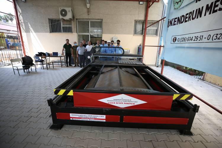 <p>skenderun Mesleki ve Teknik Anadolu Lisesi Müdürü Yusuf Yıldırım, AA muhabirine, Ar-Ge faaliyetleri kapsamında okullarında daha önce CNC kontrollü plazma kesme makinesi ile N95 maske makinesi ürettiklerini söyledi.</p>
<p>Son olarak CNC fiber lazer kesim makinesi yaptıklarını ifade eden Yıldırım, bu makinenin demir çelik sektörü için önemli olduğunu belirtti.</p>