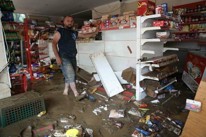 <p>Boğaziçi ve Cumhuriyet mahallelerinde mahsur kalanlar ekiplerce botlarla kurtarıldı, ev ve iş yerlerinin zemin ve bodrum katları suyla doldu, araçlar sürüklendi. İlçede alt ve üst yapıda ağır hasarlar oluştu, tarım arazileri ve karayolları çöktü, su, elektrik ve telefon hatları zarar gördü.</p>
