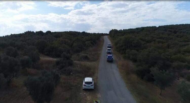 <p>Bunların başında fotokapanlar ve 'drone'lar yer almakta. Fotokapanlar önünden geçen canlı ya da sensöre duyarlı. Önünden yaban hayvanı ve kaçak avcı geçtiği zaman sensörler algılayarak bunları kayıt altına almakta. </p>