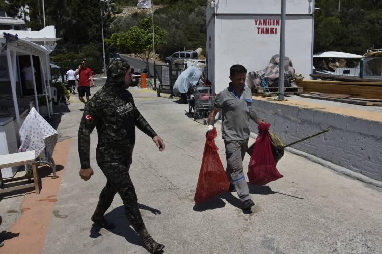 <p>Atıklar, geri dönüşüm merkezlerine götürülüyor. Çıkarılan bazı ilginç malzemeler ise belediyeler tarafından insanları bilinçlendirmek ve uyarmak için meydanlarda sergileniyor.</p>