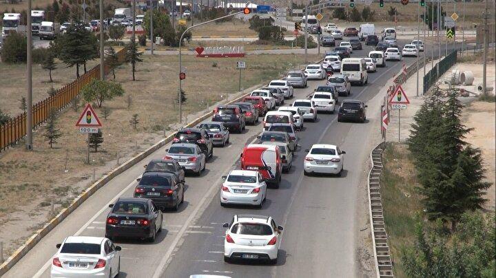 <p>Kırıkkale'de dün akşam saatlerinde başlayan dönüş yoğunluğu, Kurban Bayramı'nın son gününde de devam ediyor. Memleketlerinden ve tatil yerlerinden dönenler, sabah saatlerinden itibaren yoğunluk oluşturdu. Kırıkkale-Ankara karayolunda uzun araç kuyrukları oluştu.</p>