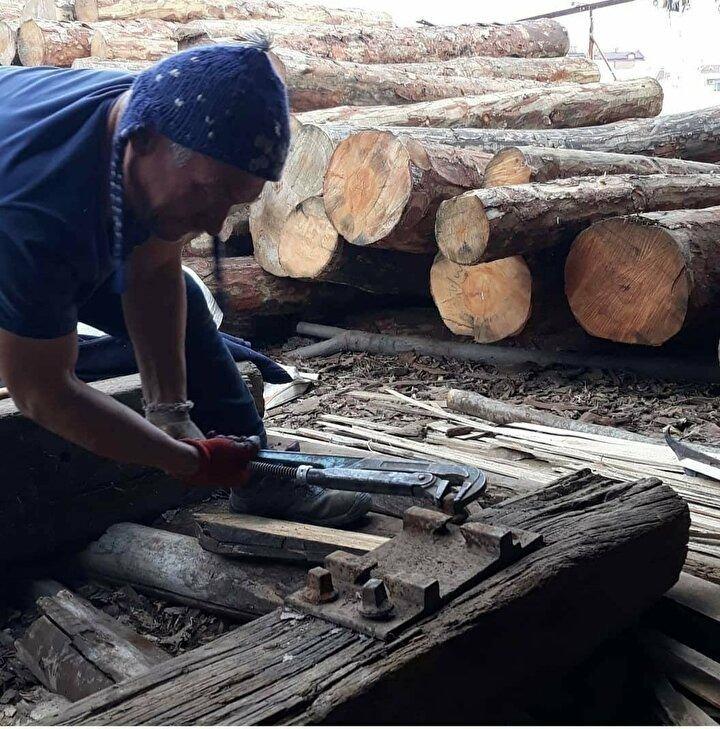 <p>Yüzlerce yıl kullanıldığı için odun gözüyle veya yakılacak olarak bakılan yüzlerce yıllık tahtalar yetenekli ustanın elinden geçtikten sonra Türkiye’nin en ünlü restoran ve mobilya dükkanlarında boy gösteriyor.</p>
