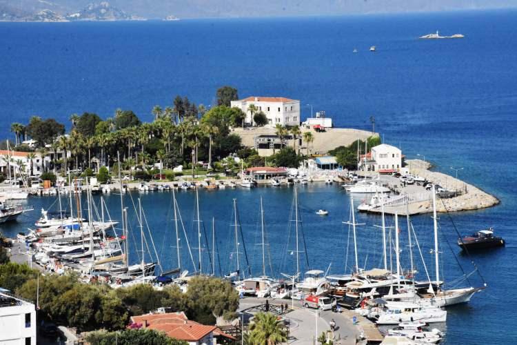 <p>Ege Denizi ile Akdeniz'in birleştiği Türkiye'nin güney batı ucunda bulunan Muğla'nın Datça ilçesi, Kurban Bayramı'nda tatilcilerin tercihi oldu.</p>
