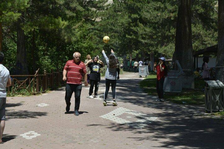<p>Sabahın erken saatlerinde Paşabahçe’ye gelen vatandaşlar burada sabah kahvaltılarının ardından öğle saatlerinde kurban etlerini mangalla buluşturdu</p>