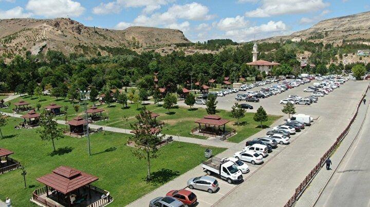 <p>Sivas kent merkezinde bulunan ve piknikçilerin uğrak yeri olan Paşabahçe Piknik ve Mesire Alanına Kurban Bayramı sonrası vatandaşlar adeta akın etti.</p>

