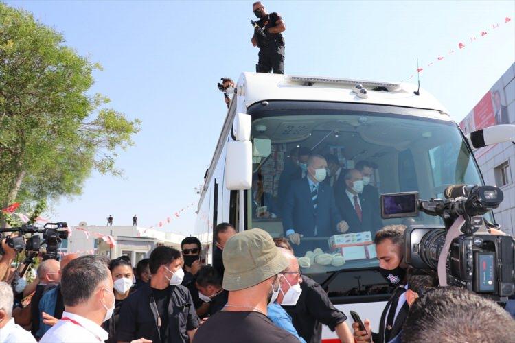 <p>Cumhurbaşkanı Recep Tayyip Erdoğan, temaslarda bulunmak üzere, Kuzey Kıbrıs Türk Cumhuriyeti'ne (KKTC) geldi. Cumhurbaşkanı Erdoğan'a, Ercan Havalimanı ve çevresinde bayraklarla karşılayan çok sayıda vatandaş ile KKTC'de bulunan yabancılar sevgi gösterisinde bulundu.</p>
