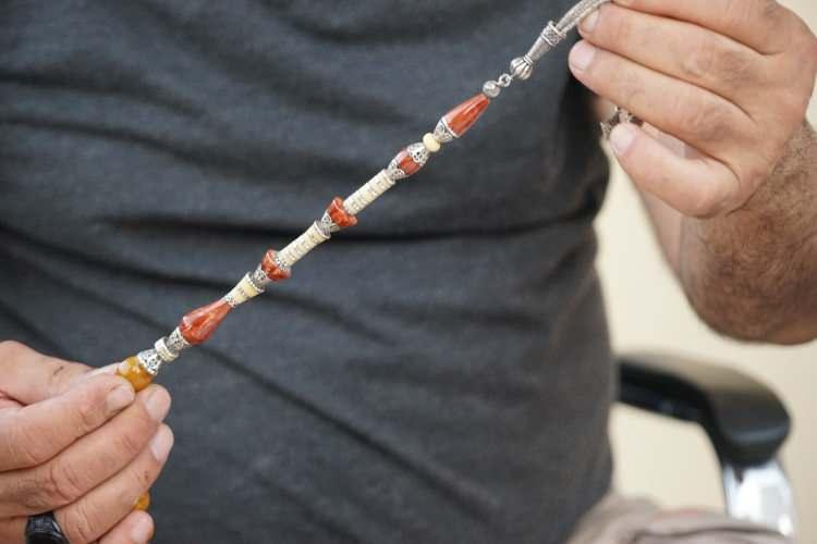 <p>Balıkesir'in Edremit ilçesinde yaşayan Resul Karakuş (57), bir nakkaştan istediği gümüş işlemeli tespihler zamanında teslim edilmeyince bu sanatı öğrenerek kendisi üretmeye başladı.</p>