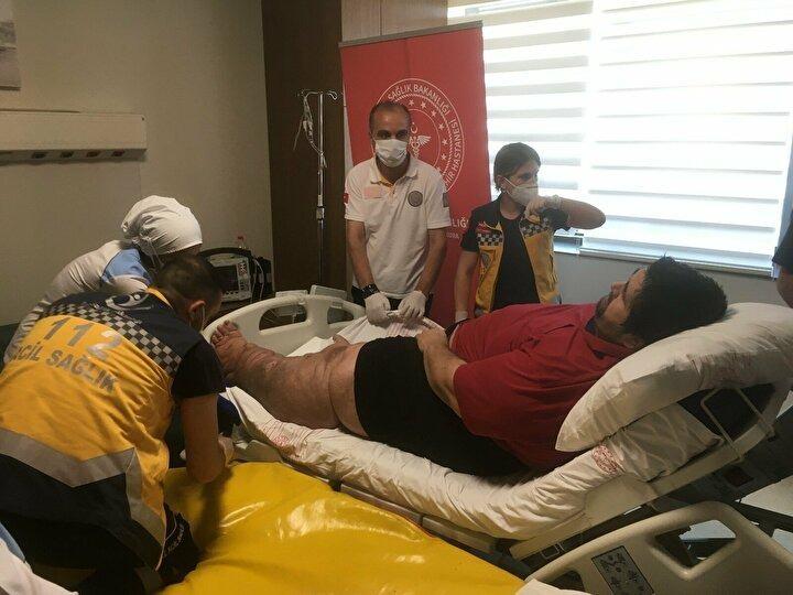 <p>Yaklaşık 300 kiloluk hastanın tedavi sürecine dair bilgi veren Doç. Dr. Kıvanç Derya Peker, “Bize birazcık acil bir durumda geldi, çünkü kilodan dolayı akciğerlerini tamamen açamadığı için solunum sıkıntısı vardı. 290-288 kiloydu bize geldiğinde, artık kendi kendine nefes alabilir, kısıtlı da olsa hareket edebilir. Endoskopla ameliyathane koşulları içerisinde balon yerleştirdik. Balonun amacı da hacim olarak içeriyi kaplamak ve hayat tarzını değiştirtmek, diyet tedavisine de yardımcı olabilmek. Bu süreç içerisinde toplam 14 gün kadardır bizde. Eve gidebilir durumda oldu, bundan sonra artık top kendisinde. Diyet tedavilerine uyar, düzenli kontrollerine gelirse amacımız kabaca yüzde 15-20 kilosunu verdikten sonra cerrahini yapabilmek" dedi.</p>