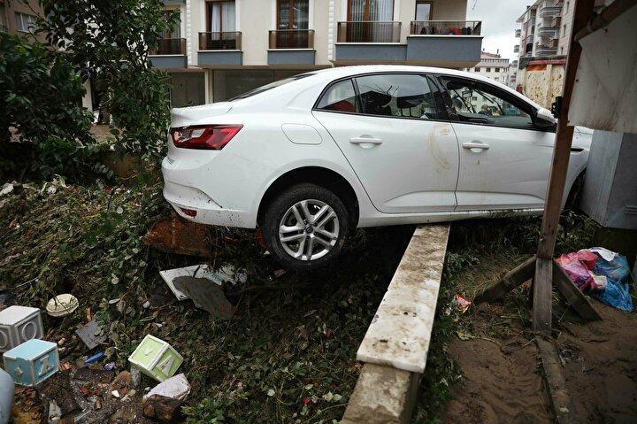 <p>Sel afetinin en çok etkilendiği Arhavi ilçesinde oluşan hasar gün ağarınca ortaya çıktı. Selin çekildiği ilçe balçığa gömüldü. Boğaziçi Mahallesi'nde 320, Cumhuriyet Mahallesi'nde ise 110 ev ve iş yerinin zemin ve bodrum katlarını su bastı. İlçede 50'den fazla araç hasar gördü, selin sürüklediği kamyonlar ters döndü.</p>
