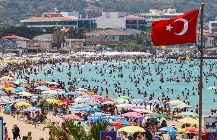 <p>Türkiye'nin önde gelen turizm merkezlerinden İzmir'in Çeşme ilçesinde, Kurban Bayramı'nda yaşanan yoğunluk nedeniyle günlük nüfusun 1 milyonu aştığı belirtildi.</p>
