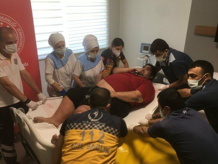 <p>Yapılan çalışmalar sonucu hastanın midesine balon yerleştirilmesine karar verildi ve hasta obez yatağıyla ameliyathaneye götürüldü. Başarılı operasyonla hastanın midesine endoskopi yardımıyla balon yerleştirildi.</p>