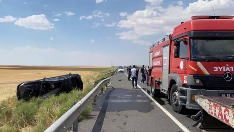 <p>Kazanın görgü tanığı Abdurrahman Çam, “Sürücü benim aracımı solladıktan sonra direksiyon hakimiyetini kaybedip refüje çarptı. Yalpa yapan araç yolda takla atarak bariyerlere saplandı. Bana göre araç hızlıydı. Bizi geçince kaza oldu” dedi.</p>