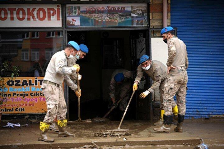 <p>Sel afetinin vurduğu Arhavi'de balçığa gömülü ev ve iş yerleri ile cadde ve sokaklarda temizlik çalışmaları sürüyor.</p>
