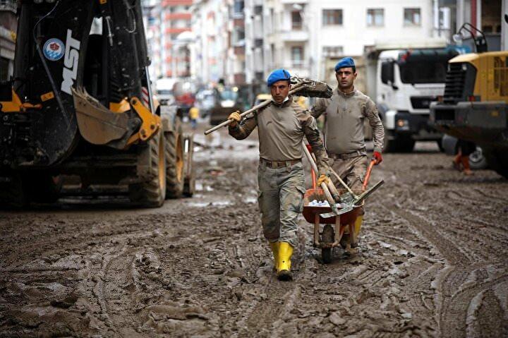 <p>500 jandarma komando ve 118 AFAD gönüllüsü ile çevre il ve ilçelerden gelen belediye görevlilerinin de katıldığı ekipler, caddeleri çamur ve balçıktan arındırıyor.</p>
