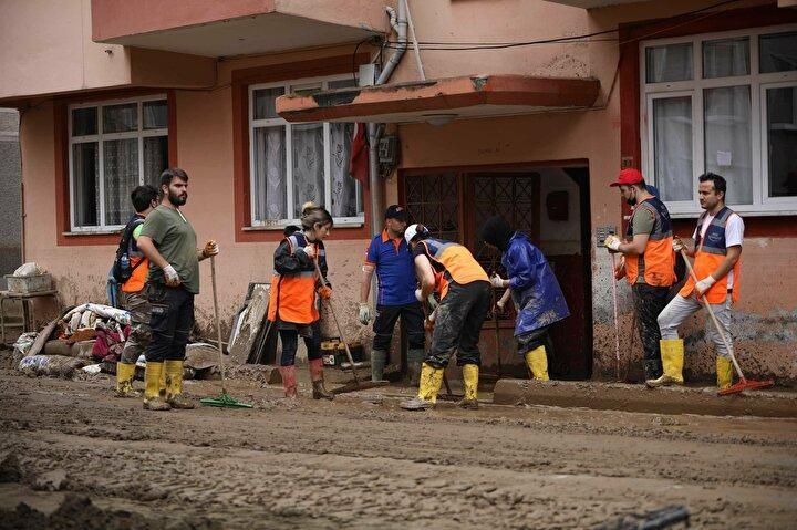 <p>Artvin'in Murgul ilçesinde sele kapılarak kaybolan Serdar Yiğit ile Rize'nin Güneysu ilçesinde sele kapılan Hasan Arıcı ve Muradiye Beldesi'nde çöken evin enkazı altında kalarak kaybolan Batuhan Delihasan ise dere yatağında aranıyor. Aramalara, AFAD, Jandarma Arama Kurtarma (JAK) ve Sahil Güvenlik Komutanlığı ekipleri katılıyor.</p>