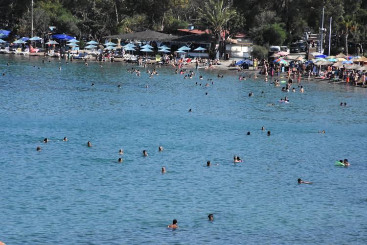 <p>Yerli ve yabancı turistlerin bayram tatilini geçirmek için rağbet gösterdiği Datça'da yer bulamayan bazı ziyaretçiler çadır kamp alanlarında tatillerini geçiriyor.</p>