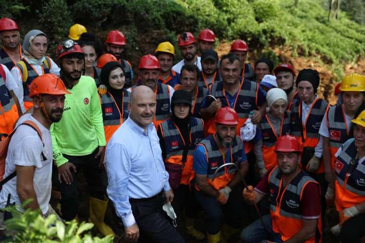 <p>Bakan Soylu, Muradiye'deki selde kaybolan Batuhan Delihasan'ın ailesini de ziyaret etti.</p>