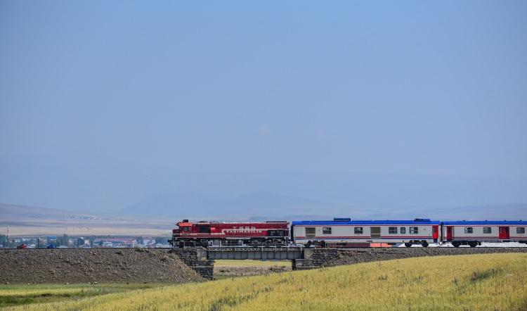 <p>Güzergah üzerindeki rengarenk ağaçlar ile çiçeklerin yer aldığı arazilerin yanı sıra orman, dere, akarsu ve derin kanyonların eşsiz manzarasını yolcularına sunan Doğu Ekspresi ile her gün Kars, Ankara arasında karşılıklı sefer düzenleniyor.</p>