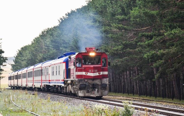 <p>Ankara'dan Kars'a gelen yolculardan Aslıhan Bulut, AA muhabirine, Doğu Ekspresi ile daha önce yolculuk yapmayı planladığını ancak Kovid-19 nedeniyle yapamadığını söyledi.</p>