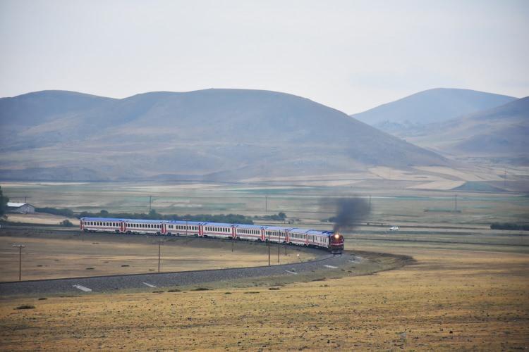 <p>Ankara'dan hareket edip Kırıkkale, Kayseri, Sivas, Erzincan ve Erzurum güzergahını izleyen tren, 1310 kilometre yol katettikten sonra son durağı Kars'a ulaşıyor.</p>
