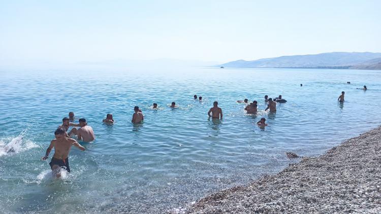 <p>Diyarbakır’da sıcaklık 50 derece civarındadır. Bizde orada dayanamayıp Van Gölü’ne geldik. Burayı da herkese tavsiye ediyorum. Çok güzel bir yerdir. Bodrum’da böyle bir yer yok. Herkesi buraya bekleriz” dedi.</p>