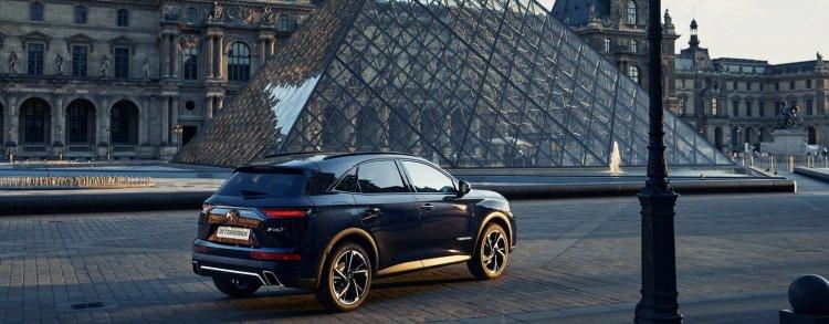 <p>DS 7 CROSSBACK LOUVRE, Sedefli Mürekkep Mavisi, Sedefli Kristal Grisi, Sedefli Perla Nera Siyahı ve Metalik Platin Grisi olmak üzere 4 farklı renkle tercih edilebiliyor. </p>
