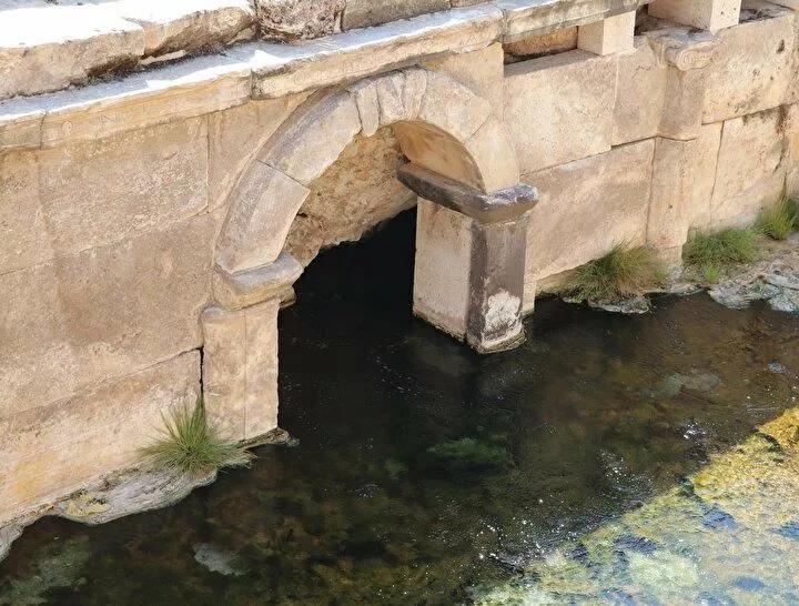 <p>'ZİYARETÇİ AKINI BEKLİYORUZ'<br />
​<br />
​ Daşbacak, bölgedeki gaz çıkışına ilişkin önemli çalışmalar yürütüldüğünü aktararak, "Alanda, gün boyunca, hava sıcak ve güneşli olduğunda, karbondioksit gazı hızla dağılıyor. Karbondioksit gazı havadan daha ağır olduğu için, geceleri hava soğuk olduğundan, zeminde biriktiği ortaya çıktı. Yer seviyesinde ölümcül bir gaz gölü oluşturduğu için yere daha yakın olan hayvanların bu zehirli gaza maruz kalarak öldükleri belirlendi. Burası tarihi ve kültürel yapısıyla ilgi çekici bir alan. Antik dönemde yer altı dünyasına giriş olarak kabul ediliyor. Eylül ayında açılması planlanıyor ve buraya ziyaretçi akını bekliyoruz" diye konuştu.</p>
