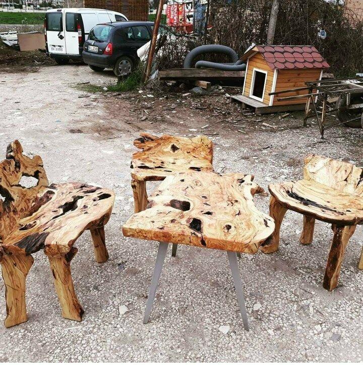 <p>Çocukluğundan itibaren ahşaba şekil veren Ercan Sulayan (59), ahşabın her türlüsünü işleyerek sanat eserine dönüştürüyor. En büyük hobisi ise tarihi evlerden veya farklı amaçla kullanılıp çöpe atılan tarihi ahşapları bulup alarak bunları kafasında çizdiği projelerle bir sanat eserine dönüştürüyor.</p>