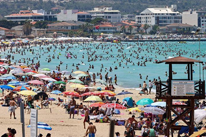 <p>Çeşme Belediye Başkanı Ekrem Oran, AA muhabirine, ilçenin tarihinin en kalabalık günlerini geçirdiğini söyledi</p>