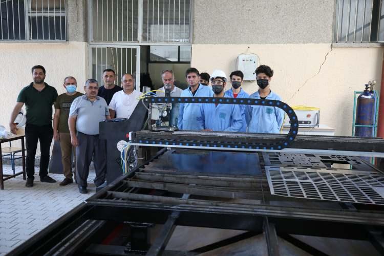 <p>Elektrik elektronik teknoloji bölümü 11'inci sınıf öğrencisi Ömer Karaca da okulu sayesinde hem mesleğin inceliklerini öğrendiğini hem de gelir elde ederek aile ekonomisine katkı sağlamanın mutluluğunu yaşadığını kaydetti.</p>
