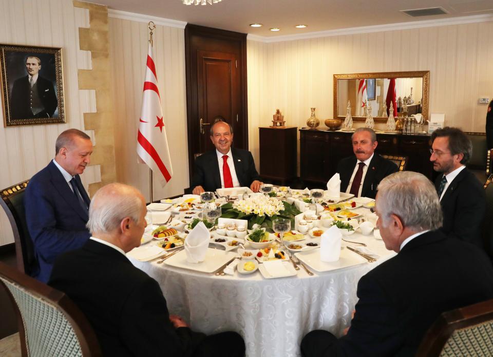 <p><strong>KAHVALTIDA RENKLİ ANLAR</strong></p>

<p>T&uuml;rkiye Cumhurbaşkanı Recep Tayyip Erdoğan, Kuzey Kıbrıs T&uuml;rk Cumhuriyeti (KKTC) Cumhurbaşkanı Ersin Tatar, TBMM Başkanı Mustafa Şentop, MHP Genel Başkanı Devlet Bah&ccedil;eli, TBMM Başkanvekili Celal Adan ve Cumhurbaşkanlığı İletişim Başkanı Fahrettin Altun, kahvaltıda bir araya geldi.</p>
