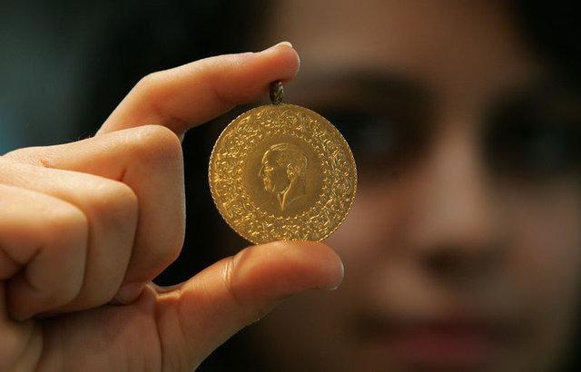 <p><strong>GÖZLER AVRUPA MERKEZ BANKASI’NIN KARARINDA</strong><br />
</p>
<p>Avrupa Merkez Bankası (ECB) politika yapıcıları, stratejilerinde ilk kez değişiklik yapacak ve enflasyonu artırma taahhüdünü yerine getirmek için daha uzun bir teşvik dönemi vaat edeceklerinden neredeyse eminler. Yang, “ECB’nin genellikle faiz oranlarını düşürme yönünde seyrini sürdürmesi bekleniyor, <strong>bu nedenle bu durum, euro’nun dolar karşısında zayıflamasına ve doların yükselmesine neden olabilir, bu da altın için negatif olacaktır. Şu an için altının kısa vadeli momentumu aşağı yönlü görünüyor”</strong> dedi.</p>