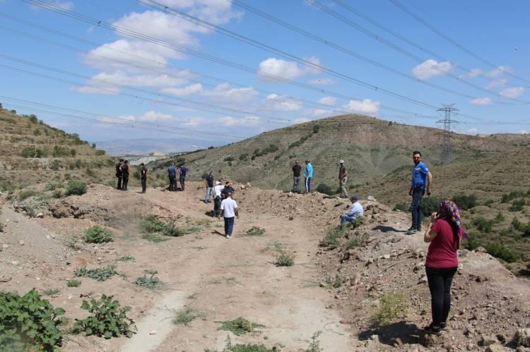 <p>HOBİ BAHÇELERİ TEK TEK ARANDI</p>

<p>Çevrede bulunan yüzlerce hobi bahçesine tek tek giren ekipler, talihsiz öğrenciye dair bir iz bulabilmek için çaba gösterdi.</p>
