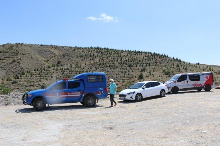 <p>SORUŞTURMA BAŞLATILDI</p>
<p>Olayla ilgili soruşturma başlatıldı. </p>
<p>Pursaklar ilçesine bağlı Sirkeli Mahallesi'nde tıp fakültesi öğrencisi 19 yaşındaki Eker, önceki gün evlerinin bahçesinden kaçan kurbanlığın peşine düşmüştü. Bir süre sonra kendisinden haber alamayan Eker'in ailesi, çocuklarının bulunması için durumu polise bildirmişti</p>
<p> </p>