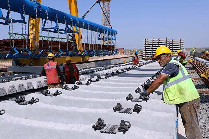<p>Özbahçali, hızlı tren projesinin çevreci bir proje olduğunu, çalışmalarda çıkan toprağın mera alanlarının ıslahında kullanıldığını aktardı. Bugüne kadar 2 milyon metrekareye yakın mera alanının ıslah edildiğini aktaran Özbahçali, bu konuda olumlu dönüşler aldıklarını, ıslah edilen mera alanlarında ot veriminin de arttığını dile getirdi.</p>