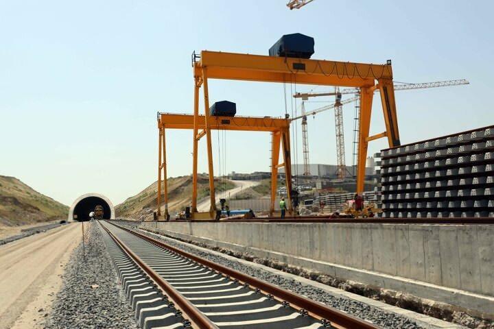 <p>Özbahçali, projenin, hat güzergahı boyunca organik toprağın korunarak tekrar kullanılması, yaban hayatı için geçişler yapılması ve ses perdesi imalatı gibi tüm çevresel önlemlerin de dikkate alınarak tasarlandığını vurguladı.</p>