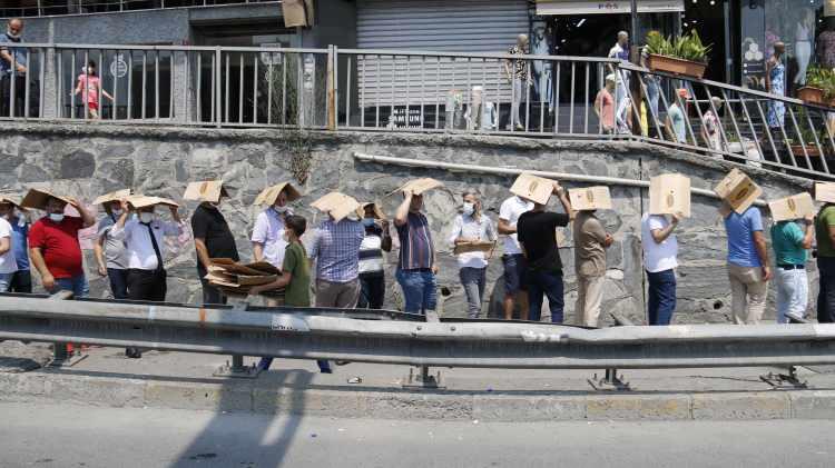 <p>Bahçelievler'de arife günü sabahın erken saatlerinde ucuz baklava almak isteyenler tatlıcı dükkanın önünde metrelerce kuyruk oluşturdu. </p>
