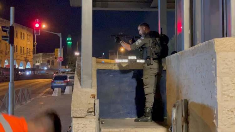 <p>İsrail polisi, işgal altındaki Doğu Kudüs'ün Eski Şehir bölgesinin Şam Kapısı'nda oturan Filistinli gençlere müdahale etti.</p>

<p> </p>
